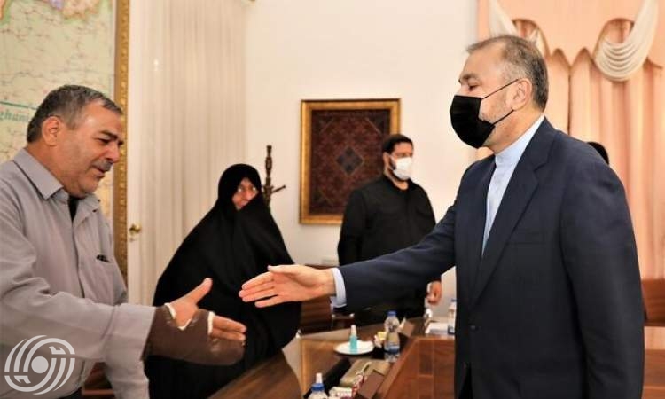 عبداللهيان خلال استقباله عائلة الحاج الإيراني المعتقل في السعودية
