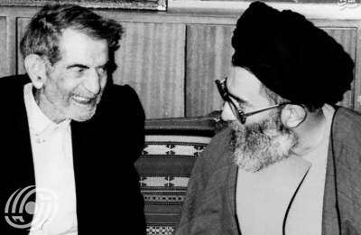 الشاعر الإيراني البارز "شهريار" مع قائد الثورة الإسلامية السيد علي الخامنئي