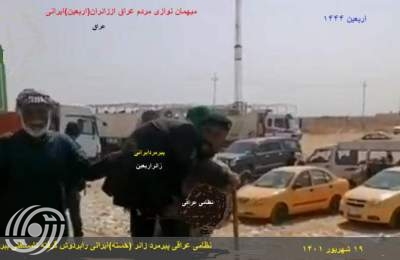 جندي عراقي يحمل زائراً ايرانياً على ظهره 