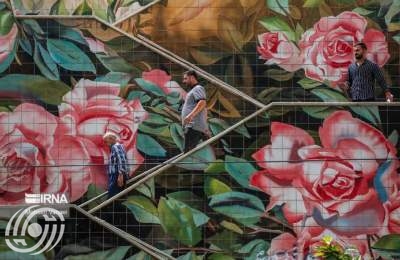 اللوحات الجدارية تزين شوارع طهران  