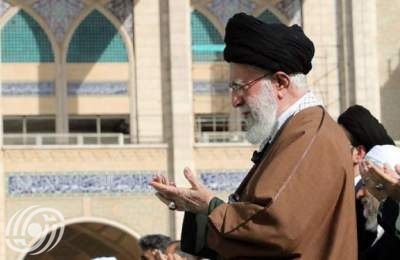 قائد الثورة الإسلامية يؤم المصلين لصلاة عيد الفطر المبارك