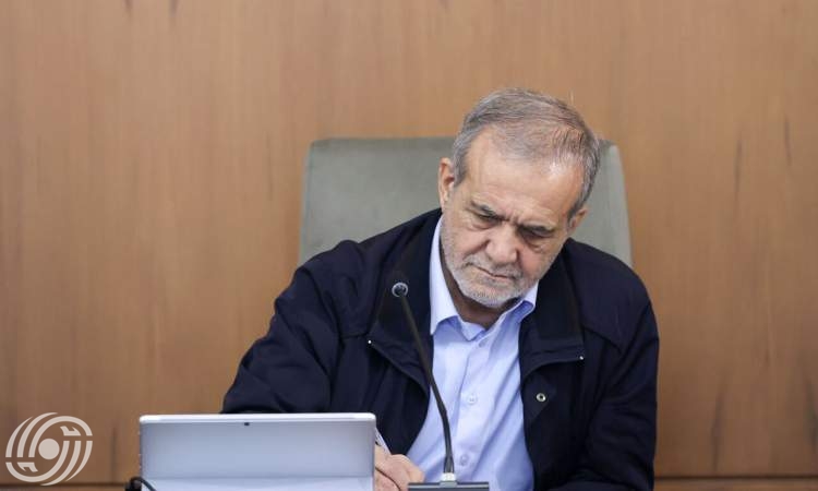 رئيس الجمهورية يبلغ 12 قانوناً أقرها مجلس الشوری الإسلامي لتنفيذها
