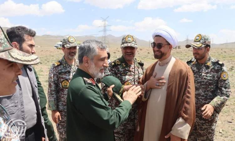 قائدا مقر "خاتم الانبياء" وقوة الجو فضاء، يتفقدان الدفاعات الجوية في نطنز وخنداب