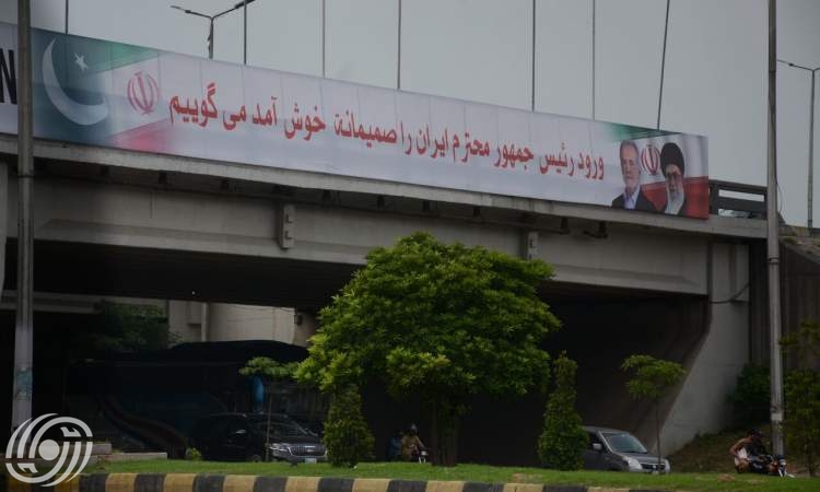 شوارع باكستان تتزيّن بصور قائد الثورة الاسلامية والرئيس بزشكيان
