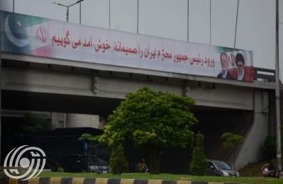 شوارع باكستان تتزيّن بصور قائد الثورة الاسلامية والرئيس بزشكيان