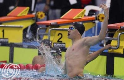 سباح إيراني يتقلد الميدالية الذهبية