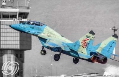 العلاقات العامة للقوات الجوية توضح تحليق طائرة مقاتلة محلية في سماء طهران