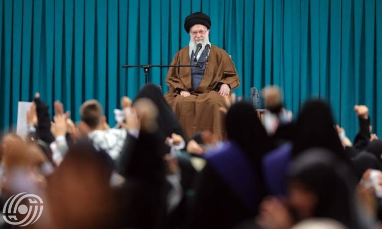 قائد الثورة: النساء لسن ربة منزل، بل مديرات