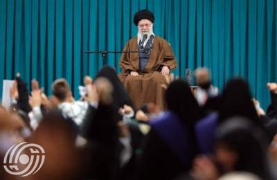 قائد الثورة: النساء لسن ربة منزل، بل مديرات