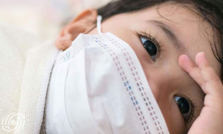 الفرق بين أعراض البرد والإنفلونزا وفيروس كورونا عند الأطفال